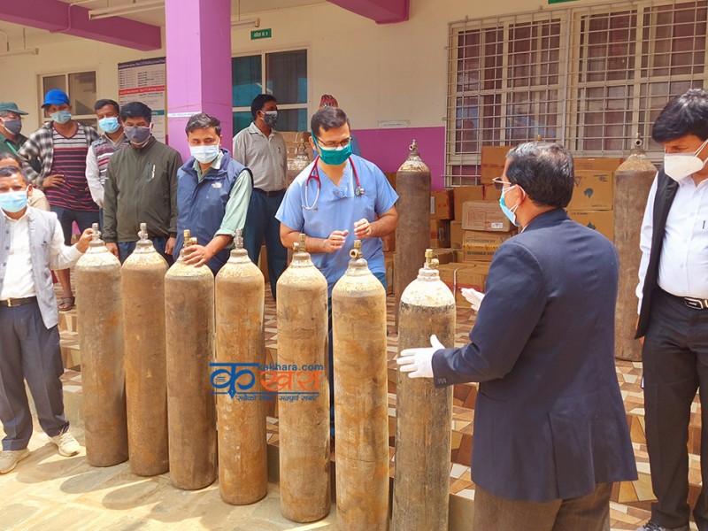 चौरजहारी अस्पतालमा ५० वटा अक्सिजन सिलिण्डर पुगे 